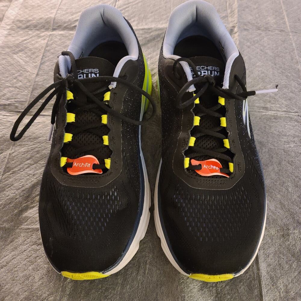 Women's Skechers Go Run Max Cushion Arch Fit Air Cooled Sneakers SZ 10 Black